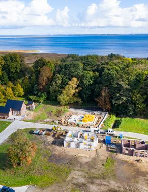 Das Ferienhausgebiet Klausdorf ist nun erschlossen, der Hochbau beginnt.
