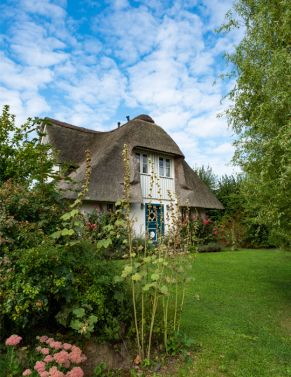 Reetgedecktes Haus im Ferienhausgebiet Groß Schwansee