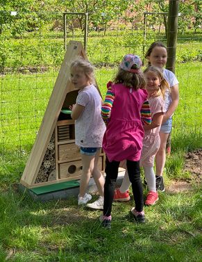 Übergabe Insektenhotel Klausdorf