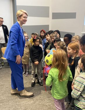 Ministerpräsidentin Manuela Schwesig überreicht Geschenke an Kinder
