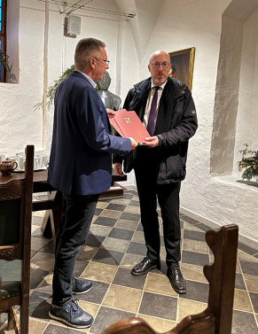 Minister Christian Pegel übergibt Fördermittelbescheid an BgM Sven Fechner