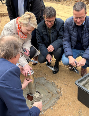 Die Grundsteinlegung mit Ministerpräsidentin Manuela Schwesig, Baudezernent Bernd Nottebaum und weiteren Vertretern der Landeshauptstadt Schwerin