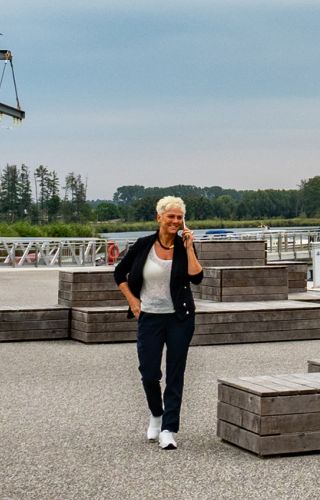 Mitarbeiterin der LGE bei der Arbeit