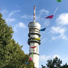 Schweriner Fernsehturm mit Girlande im Vordergrund