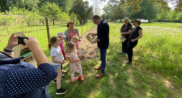 Übergabe Insektenhotel Klausdorf