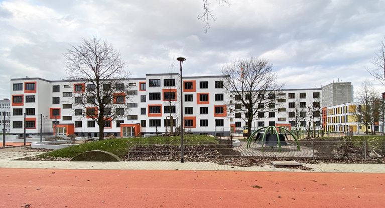 Der neue Schulkomplex mit großem Schulhof