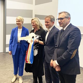 Symbolische Schlüsselübergabe