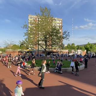 Auf dem umgestalteten Berliner Platz findet regelmäßig eine Rollschuh-Disko statt