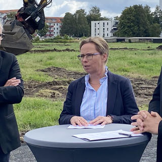 Ina-Maria Ulbrich beim Spatenstich Prohner Straße Stralsund